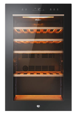 Haier Wine Bank 50 Serie 5 Cantinetta Vino, 49 Bottiglie, 1 Zona, Vetro Anti-UV, LED 3D, Ripiani in Legno, Controllo tramite App, Libera Installazione, Classe F, 49,7 x 58,5 x 82 cm, Nera - HWS49GA