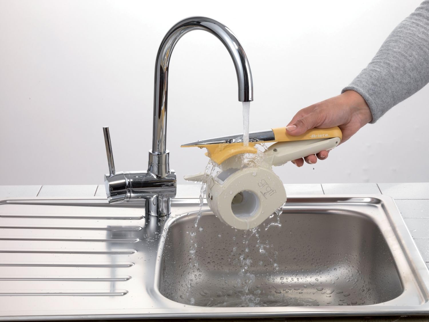 Ariete 457 Gratì Waterproof - Grattugia elettrica Impermeabile - Senza filo - Lavabile sotto acqua corrente - 2 rulli Acciaio Inox - Bianco e Giallo