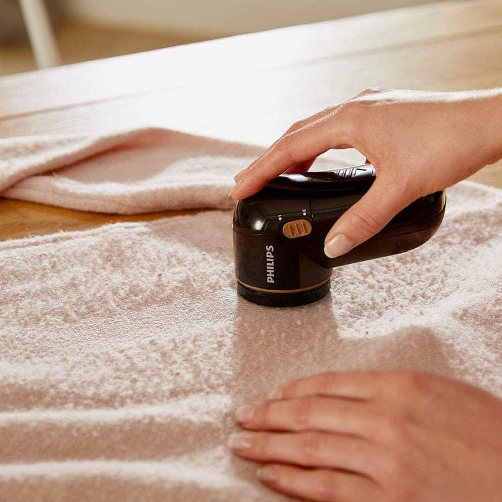 Philips Accessori Stiro Levapelucchi Alimentazione a Batteria, Contenitore Pelucchi Removibile, Spazzolina per la Pulizia, Schwarz/Gold