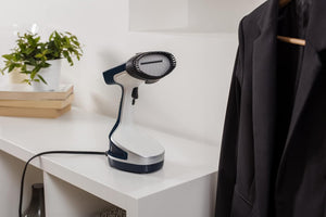 Rowenta Dr8100 Access Steam+ Stiratore Verticale, 1600 W Pronto in 40 Sec, Piastra Riscaldata, Rinfresca e Igienizza, Uccide Il 99,9% Dei Batteri, Rimuove Gli Odori, 3 Accessori, Plastica, Blu