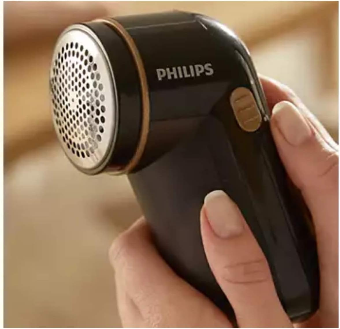 Philips Accessori Stiro Levapelucchi Alimentazione a Batteria, Contenitore Pelucchi Removibile, Spazzolina per la Pulizia, Schwarz/Gold