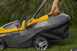 Stiga Tagliaerba a Batteria Collector 136e Kit, Per Giardini Fino a 250 m², Larghezza Taglio 34 cm, Batteria ePower da 20 V (2 x 2 Ah), 550 W, 2 Batterie e Caricatore Inclusi, giallo