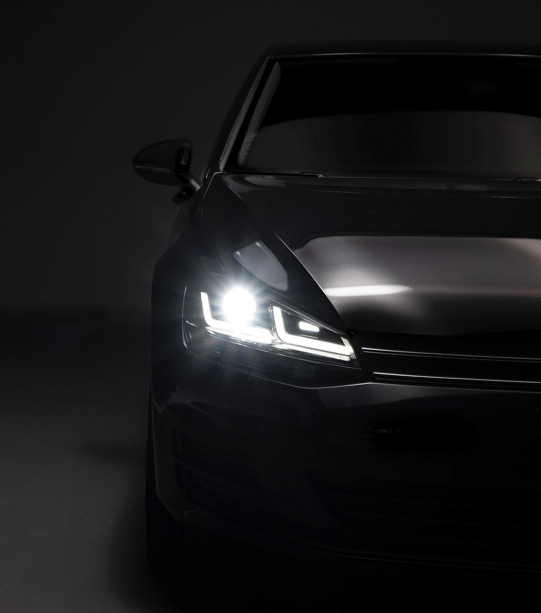 Faro OSRAM LEDriving® LED, edizione Chrome come sostituzione del faro xeno, upgrade LED, LEDHL104-CM, solo per guida a sinistra (1 set completo)