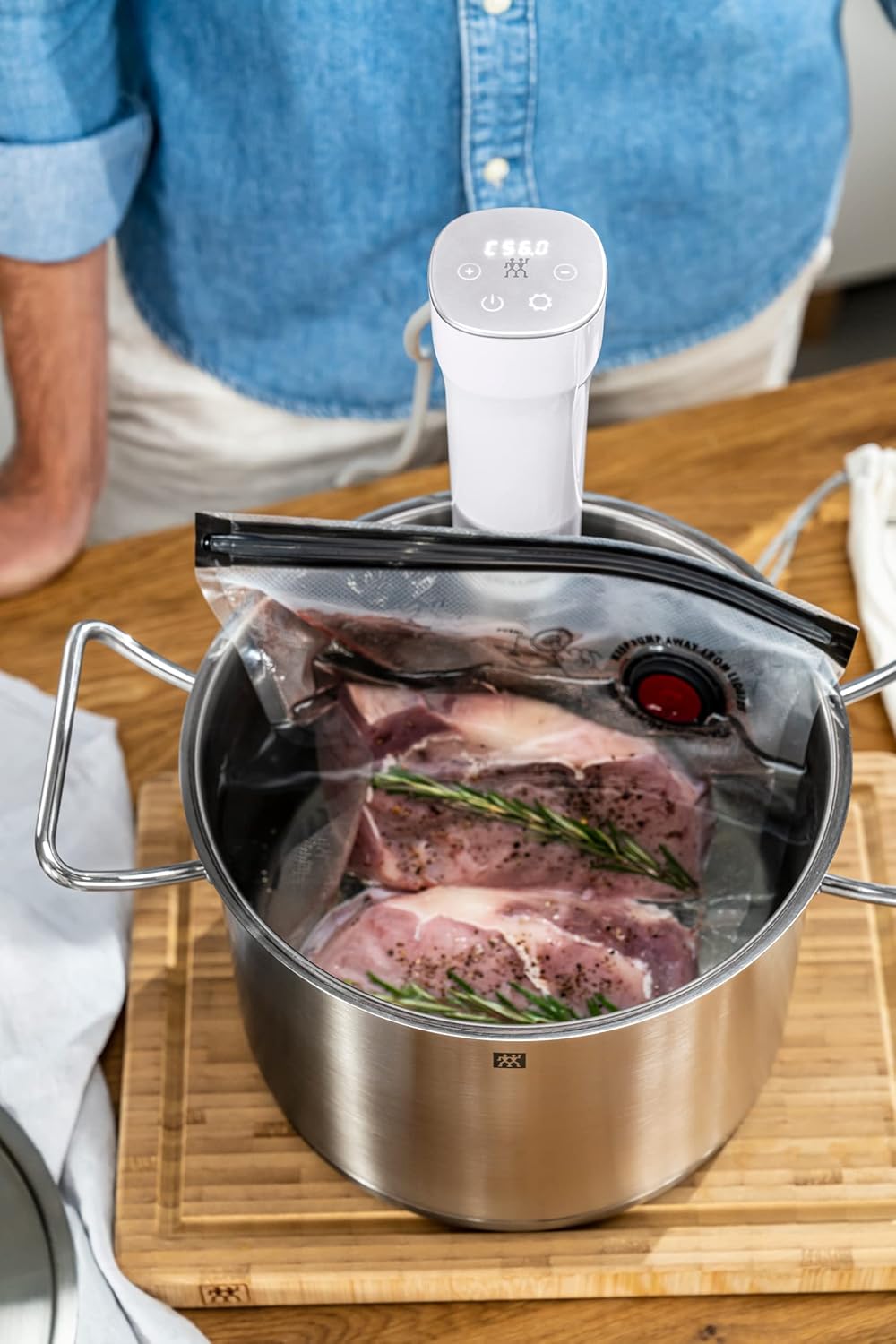 ZWILLING ENFINIGY Sous-vide stick, con intuitivo display touch, impostazione precisa della temperatura, stabilità della temperatura, bianco