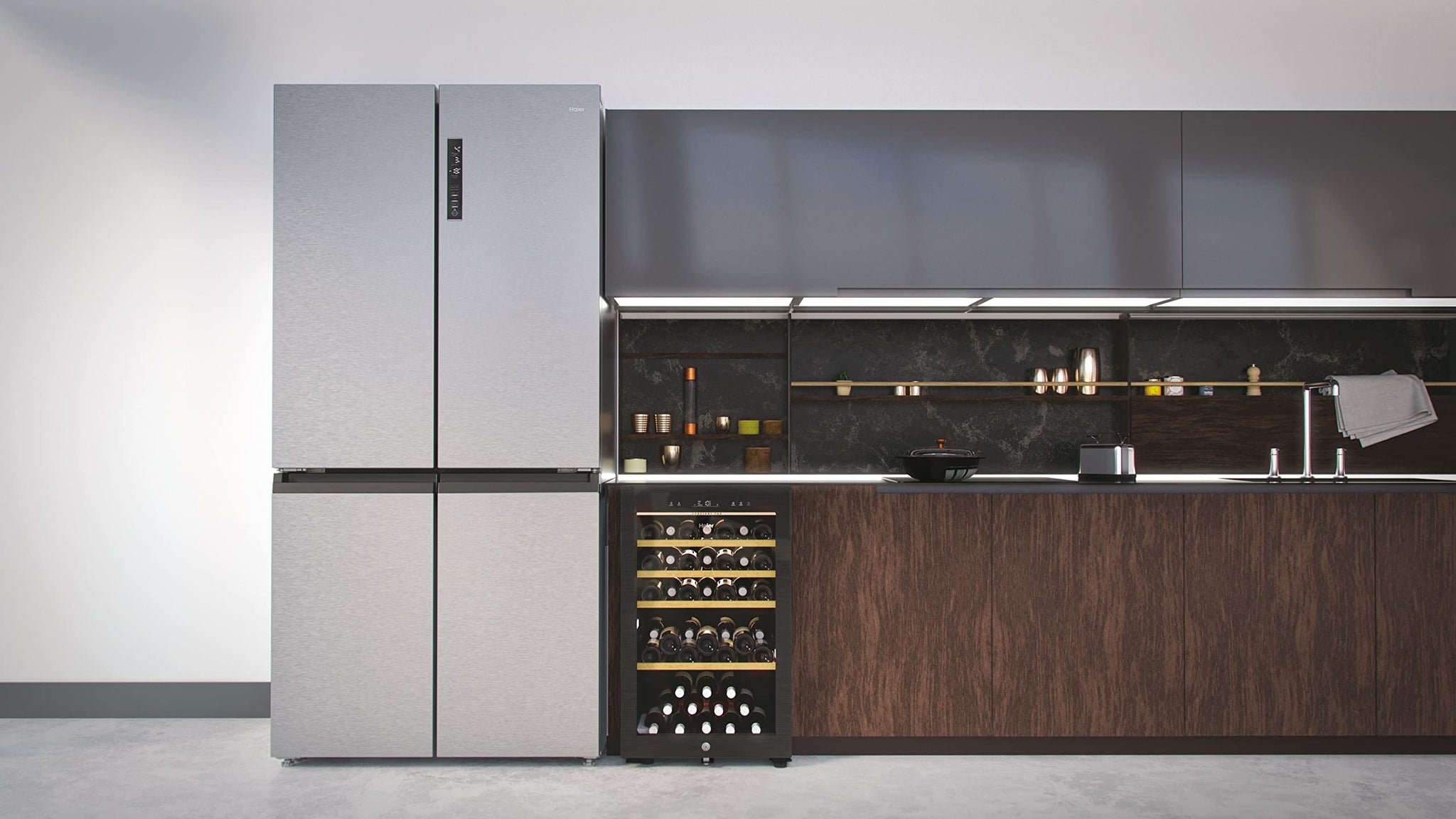 Haier Wine Bank 50 Serie 5 Cantinetta Vino, 49 Bottiglie, 1 Zona, Vetro Anti-UV, LED 3D, Ripiani in Legno, Controllo tramite App, Libera Installazione, Classe F, 49,7 x 58,5 x 82 cm, Nera - HWS49GA