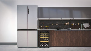 Haier Wine Bank 50 Serie 5 Cantinetta Vino, 49 Bottiglie, 1 Zona, Vetro Anti-UV, LED 3D, Ripiani in Legno, Controllo tramite App, Libera Installazione, Classe F, 49,7 x 58,5 x 82 cm, Nera - HWS49GA