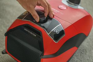 Hoover H-Energy 700 HE710HM 011 Aspirapolvere Con Sacco a Traino, con Filo 7M, 850W, Capacità Sacchetto 5l, Accessori integrati, Potenza Regolabile, Spazzola Parquet e Mobili, Rosso