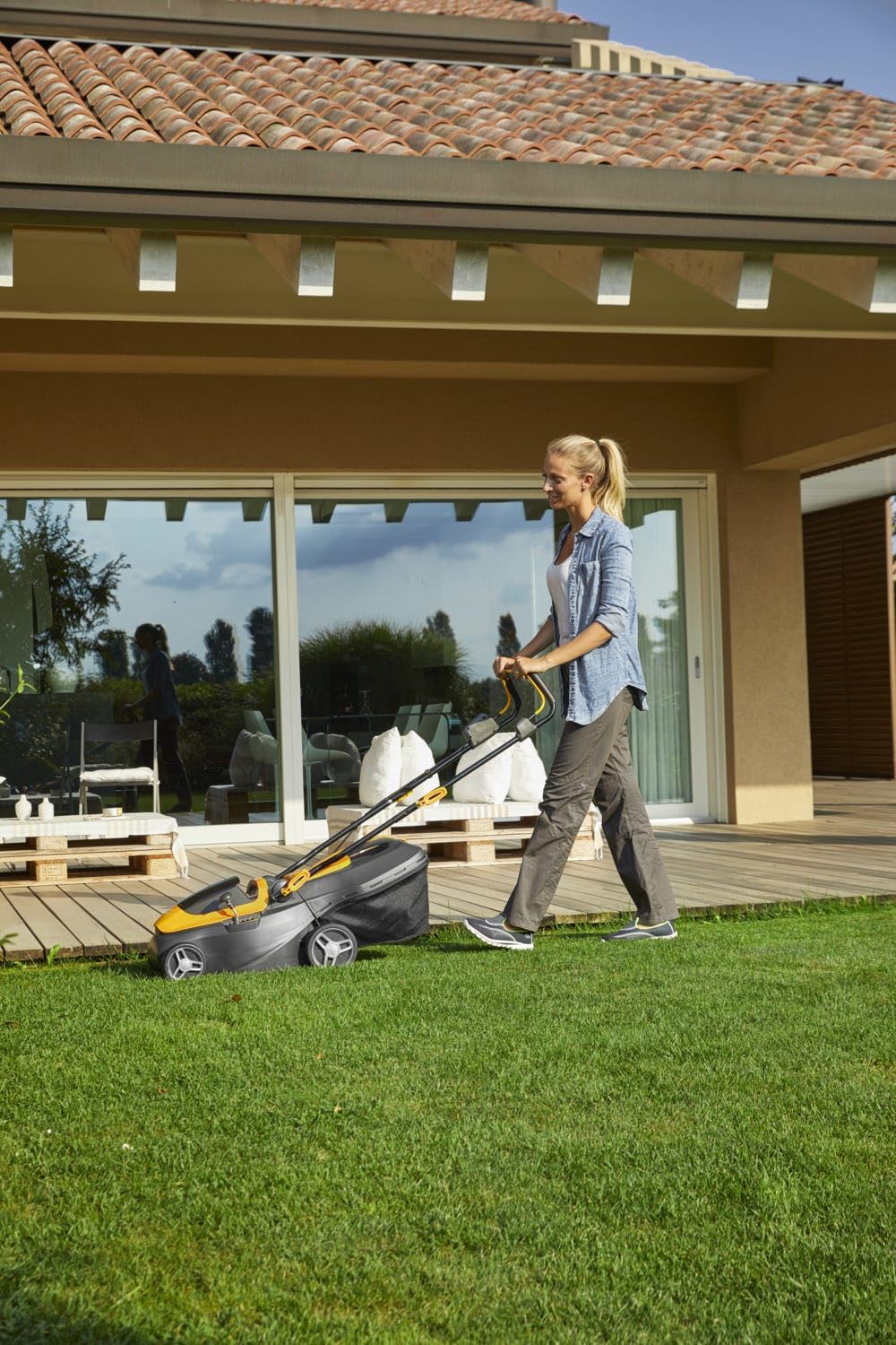 Stiga Tagliaerba a Batteria Collector 136e Kit, Per Giardini Fino a 250 m², Larghezza Taglio 34 cm, Batteria ePower da 20 V (2 x 2 Ah), 550 W, 2 Batterie e Caricatore Inclusi, giallo