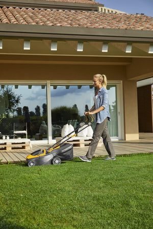 Stiga Tagliaerba a Batteria Collector 136e Kit, Per Giardini Fino a 250 m², Larghezza Taglio 34 cm, Batteria ePower da 20 V (2 x 2 Ah), 550 W, 2 Batterie e Caricatore Inclusi, giallo