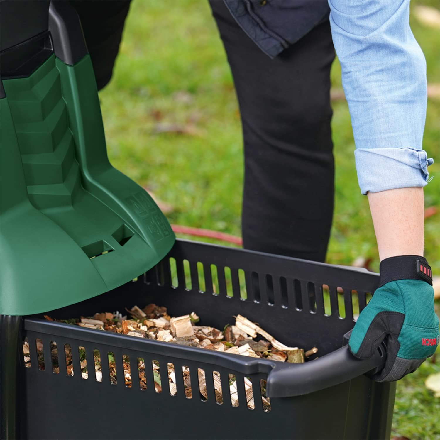 Bosch Home and Garden Biotrituratore silenzioso AXT 22 D (2200 W; idoneo per legno, siepi e arbusti spinosi; cesto di raccolta integrato da 53 l; in confezione cartone)