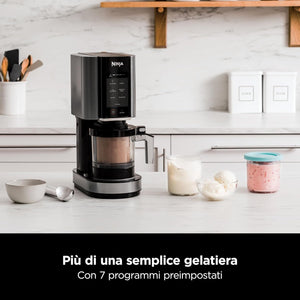Ninja CREAMi Gelatiera, macchina per gelato e dessert congelati, 1,4 l, 3 vasetti, 7 programmi, per gelati, sorbetti, frullati, frappè, nero/argento, NC300EU