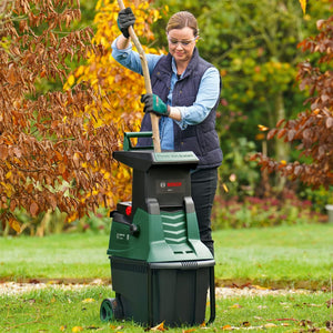 Bosch Home and Garden Biotrituratore silenzioso AXT 22 D (2200 W; idoneo per legno, siepi e arbusti spinosi; cesto di raccolta integrato da 53 l; in confezione cartone)