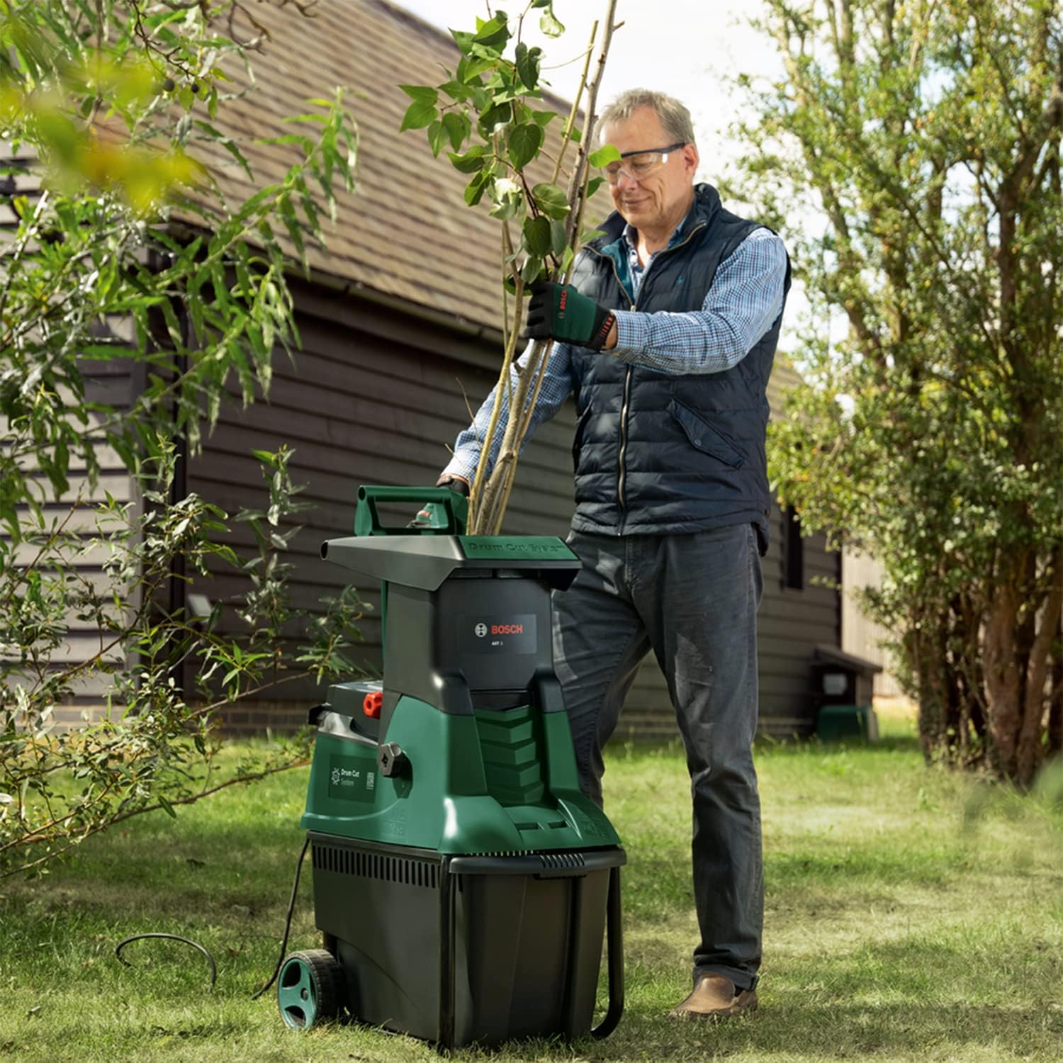 Bosch Home and Garden Biotrituratore silenzioso AXT 22 D (2200 W; idoneo per legno, siepi e arbusti spinosi; cesto di raccolta integrato da 53 l; in confezione cartone)