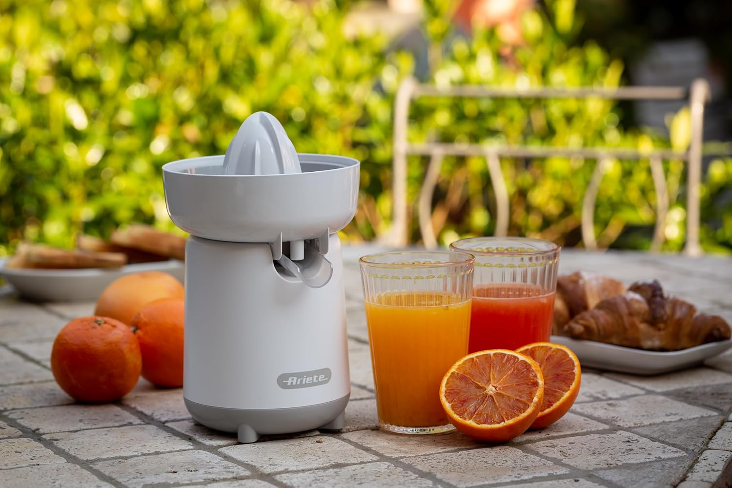 Ariete Spremiagrumi Breakfast 418, Spremiagrumi Elettrico con 2 Coni per Frutti Grandi e Piccoli, Beccuccio Salvagoccia, Doppia Rotazione, Coperchio di Protezione, Piedini Antiscivolo, 40W, Beige