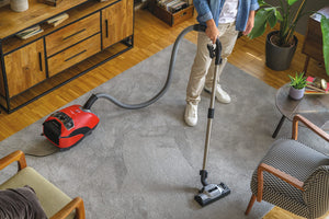 Hoover H-Energy 700 HE710HM 011 Aspirapolvere Con Sacco a Traino, con Filo 7M, 850W, Capacità Sacchetto 5l, Accessori integrati, Potenza Regolabile, Spazzola Parquet e Mobili, Rosso